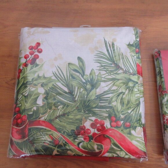 Holiday at Home Oval Cloth Tablecloth + 8 Matching Napkins Holly Traditions NWT - Picture 7 of 7